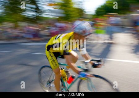 Ciclista prende parte a Le Prix de la Ville de Lucmau in Francia Foto Stock