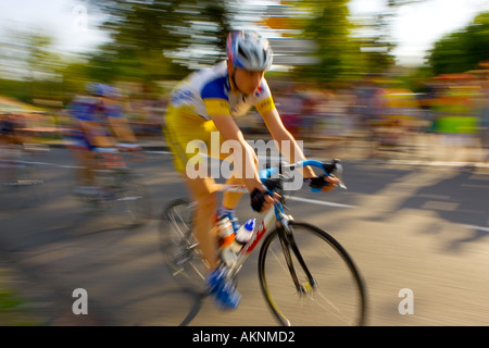 Ciclista prende parte a Le Prix de la Ville de Lucmau in Francia Foto Stock