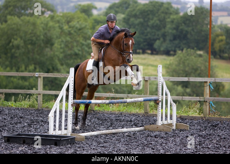 Giovane uomo scuole olandese un cavallo Warmblood Oxfordshire Inghilterra Foto Stock