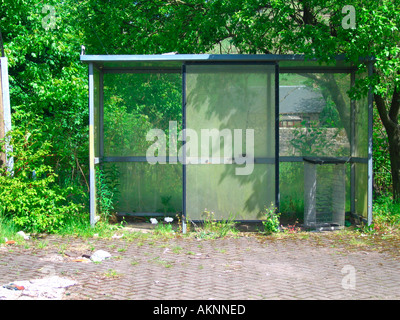 Abbandonato il bus shelter Foto Stock