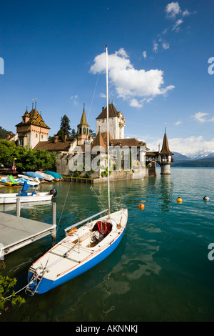 Castello Oberhofen sul Lago di Thun Oberhofen Oberland Bernese highlands Cantone di Berna in Svizzera Foto Stock