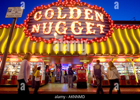 Great Yarmouth seafront amusements di notte, Norfolk, Regno Unito. Foto Stock