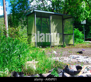 Abbandonato il bus shelter Foto Stock