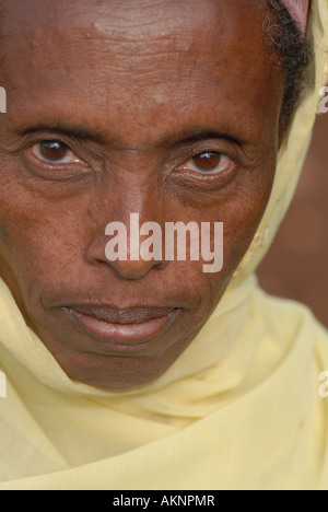 Ritratto di una donna dal villaggio di Choche, Etiopia Foto Stock