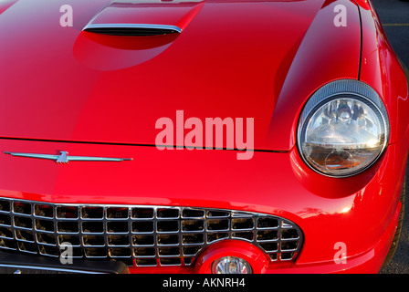 Griglia anteriore di una nuova red Ford Thunderbird Foto Stock