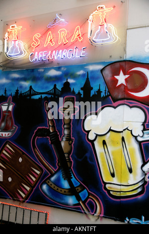 Carta murale pubblicità un cafe con narghilè tubi e birra in Beyoglu, Istanbul, Turchia Foto Stock