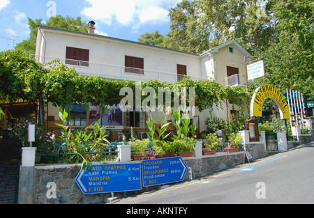 International cafe a Platres sul versante meridionale dei Monti Troodos sull'isola Mediterranea di Cipro UE Foto Stock