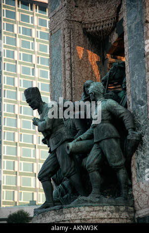 Il monumento della vittoria mostra Ataturk portando la guerra turca di indipendenza a Piazza Taksim, Istanbul Foto Stock