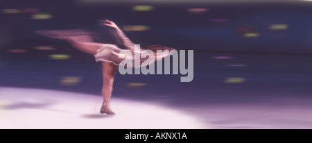 Il ghiaccio figura Skater In movimento Foto Stock