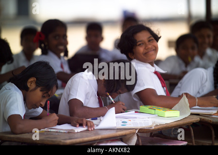 I bambini durante una lezione in classe temporanea della scuola colpiti dal maremoto, Hegalla M V Scuola, Sri Lanka, Asia Foto Stock