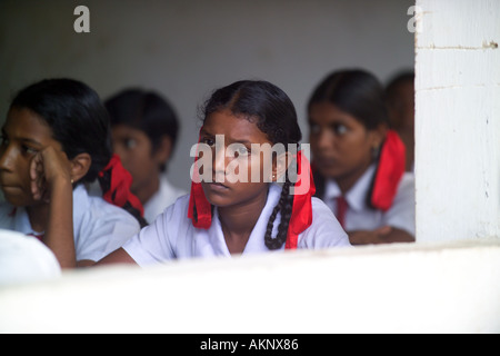 Schoolgirl durante una lezione a scuola colpite dal maremoto, Hegalla M V Scuola, Sri Lanka, Asia Foto Stock