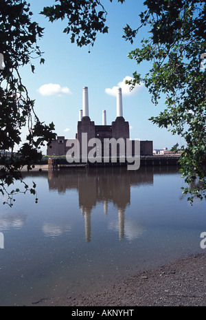 Vecchio battersea power station fiume Tamigi Londra Inghilterra Regno unito Gb Foto Stock