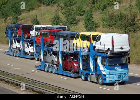 Due ECM caricato Opel van trasportatore consegna camion sorpassi su M25 Autostrada Foto Stock