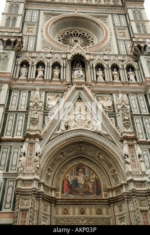 Il portale centrale di ingresso al Duomo di Firenze Foto Stock