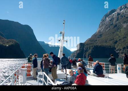 Milford Sound, Nuova Zelanda. Turisti sul ponte di una crociera Red Boat, Milford Sound, Parco Nazionale di Fiordland, South Island, Nuova Zelanda Foto Stock