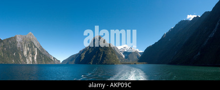 Una vista panoramica dal ponte di una crociera Red Boat, Milford Sound, Parco Nazionale di Fiordland, Isola del Sud, Nuova Zelanda Foto Stock