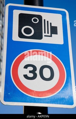 Un cartello stradale nel centro di Londra che mostra che la strada è a 30km/h il limite massimo di velocità ed è monitorato da telecamere di velocità, Londra, Inghilterra. Foto Stock