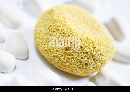 Giallo spugna bagno con aromaterapia ciottoli Foto Stock