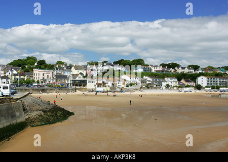 Vista del popolare cittadina balneare Saundersfoot beach con i turisti sulla sabbia Pembrokeshire West Wales UK Foto Stock