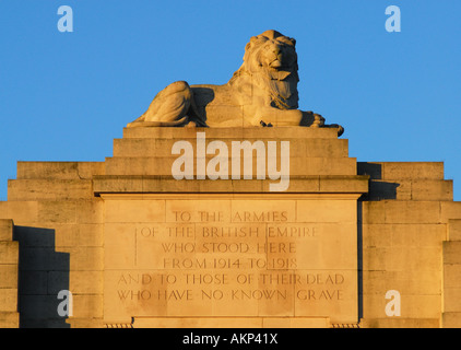 Leone di pietra Menin Gate Memorial, Ypres, Belgio Foto Stock