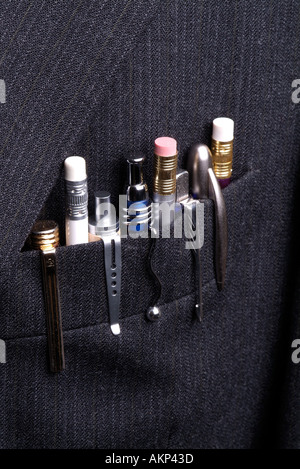 Penne e matite in una tasca della giacca Foto Stock