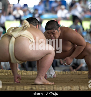 Tutto il giappone università torneo di sumo towada city lottatori di wrestling lotta lotta all'aperto la concorrenza amatoriale Foto Stock