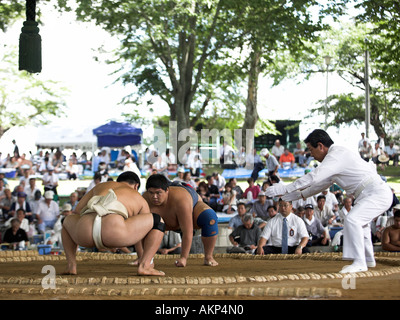 Tutto il giappone università torneo di sumo towada city lottatori di wrestling lotta lotta all'aperto la concorrenza amatoriale Foto Stock