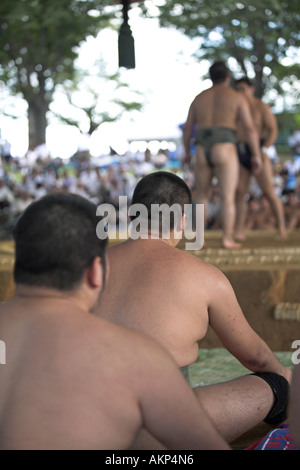 Tutto il giappone università torneo di sumo towada city lottatori di wrestling lotta lotta all'aperto la concorrenza amatoriale Foto Stock