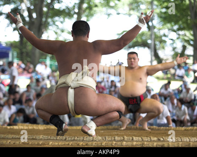 Tutto il giappone università torneo di sumo towada city lottatori di wrestling lotta lotta all'aperto la concorrenza amatoriale Foto Stock