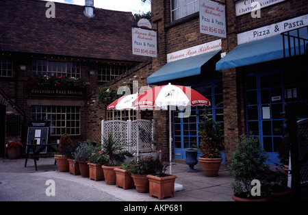 Negozi e caffetterie a Merton Abbey Mills, Wimbledon, England Regno Unito Foto Stock