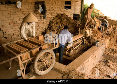 Delta del Mekong fabbrica di mattoni nel villaggio lungo Dong Nai fiume vicino a Phan Thiet Foto Stock