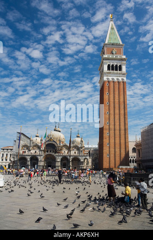 Piazza San Marco Piazza San Marco campanile torre campanaria e Cattedrale Basilica San Marco Venezia Veneto Italia Europa Foto Stock