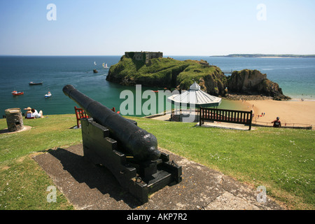 St Catherine's Island e Fort con Tenby South beach visto dalla collina del castello Tenby Pembrokeshire West Wales UK Gran Bretagna Europa Foto Stock St Catherine's Island e Fort con Tenby South beach visto dalla collina del castello Tenby Pembrokeshire West Wales UK Gran Bretagna Europa Foto Stock