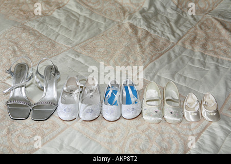 La sposa e le sue damigelle hanno le ragazze dei fiori offerte giorno di nozze scarpe schierate Mostra dimensione e scala REGNO UNITO Foto Stock