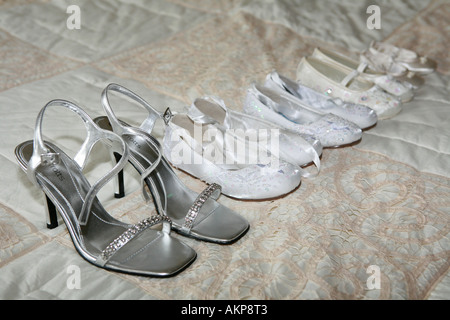 La sposa e le sue damigelle hanno le ragazze dei fiori offerte giorno di nozze scarpe schierate Mostra dimensione e scala REGNO UNITO Foto Stock