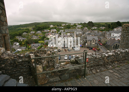 Vista aerea antica Harlech Castle merlature e bastioni e la città di Harlech Snowdonia Gwynedd Wales UK Foto Stock