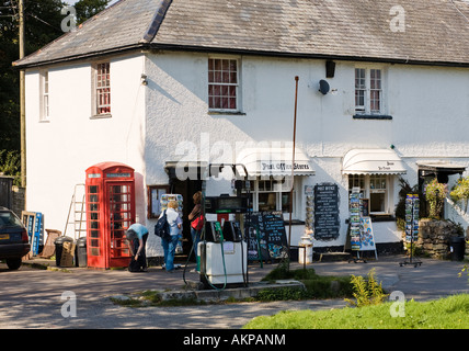 Villaggio locale Ufficio postale memorizza con pompe di benzina a Postbridge, Parco Nazionale di Dartmoor, Devon, Regno Unito Foto Stock