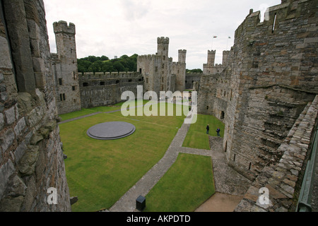 Vista aerea del cortile fortificato pareti di pietra torri merlate del castello di Caernarfon Gwynedd North Wales UK Foto Stock