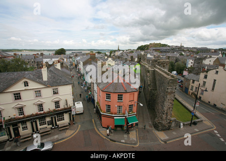 Vista aerea dalla storica Caernarfon Castle con caernarfon town e Menai rettilinei, alle spalle della North Wales UK Gran Bretagna Europa Foto Stock