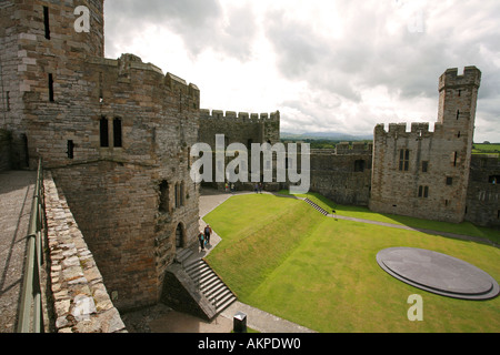 Vista aerea del cortile fortificato pareti di pietra torri merlate del castello di Caernarfon Gwynedd North Wales UK Foto Stock