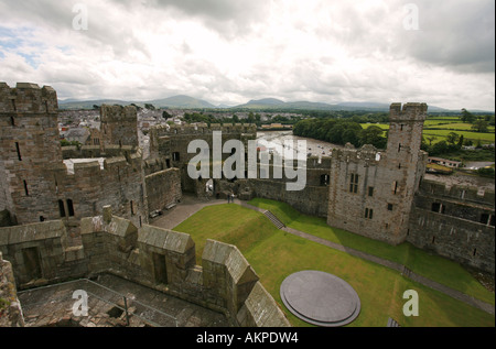 Vista aerea del cortile fortificato pareti di pietra torri merlate del castello di Caernarfon Gwynedd North Wales UK Foto Stock