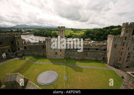Vista aerea del cortile fortificato pareti di pietra torri merlate del castello di Caernarfon Gwynedd North Wales UK Foto Stock