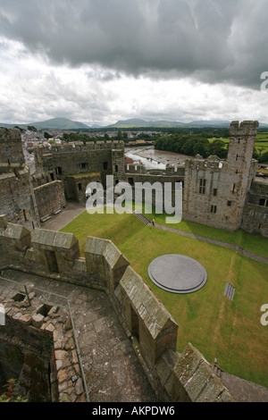 Vista aerea del cortile fortificato pareti di pietra torri merlate del castello di Caernarfon Gwynedd North Wales UK Foto Stock