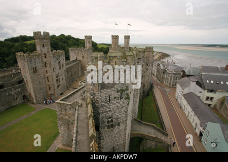 Vista aerea del centro storico di Caernarfon Castle con caernarfon town e Menai rettilinei, alle spalle della North Wales UK Gran Bretagna Europa Foto Stock