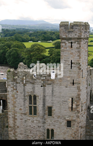 Vista aerea del Caernarfon Castle con il fiume Arfon e il parco nazionale di Snowdonia Gwynedd North Wales UK Gran Bretagna Foto Stock