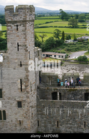 Vista aerea del Caernarfon Castle con il fiume Arfon e il parco nazionale di Snowdonia Gwynedd North Wales UK Gran Bretagna Foto Stock