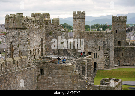 Vista aerea del cortile fortificato pareti di pietra torri merlate del castello di Caernarfon Gwynedd North Wales UK Foto Stock