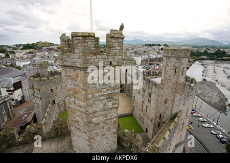 Vista aerea del centro storico di Caernarfon Castle con Caernarfon town dietro il Galles del Nord Regno Unito Gran Bretagna Europa Foto Stock