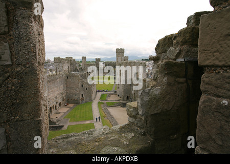 Vista aerea del cortile fortificato pareti di pietra torri merlate del castello di Caernarfon Gwynedd North Wales UK Foto Stock