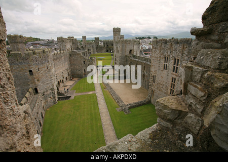Vista aerea del cortile fortificato pareti di pietra torri merlate del castello di Caernarfon Gwynedd North Wales UK Foto Stock